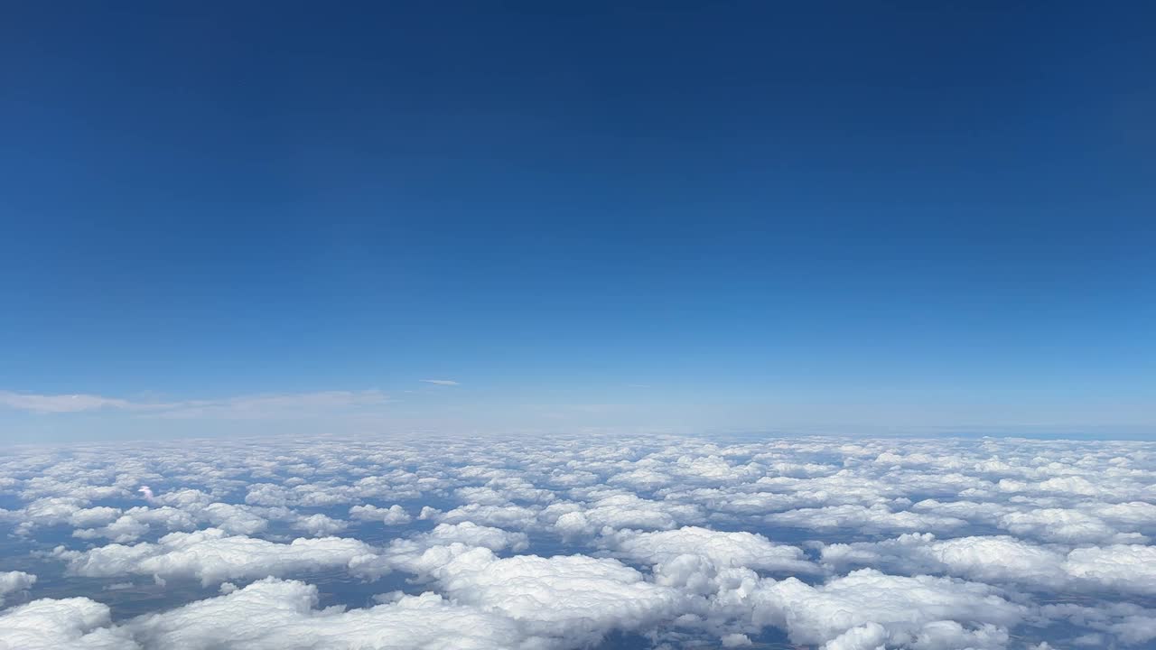 白色积云在清澈的蓝天背景特写，多云的天空背景，蓬松的云纹理，美丽的阳光云景天堂，臭氧层插图，风景多云天气视频素材