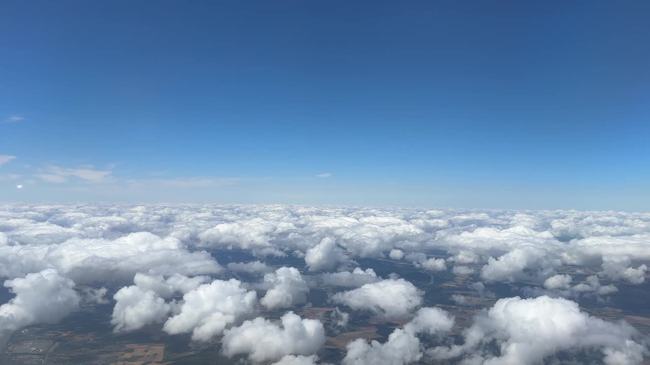 白色积云在清澈的蓝天背景特写，多云的天空背景，蓬松的云纹理，美丽的阳光云景天堂，臭氧层插图，风景多云天气视频下载