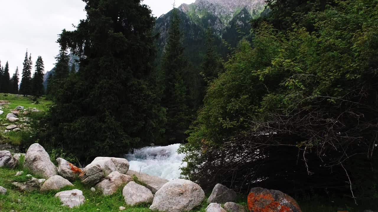 山林与河流湍急，在夏季多云天气视频素材