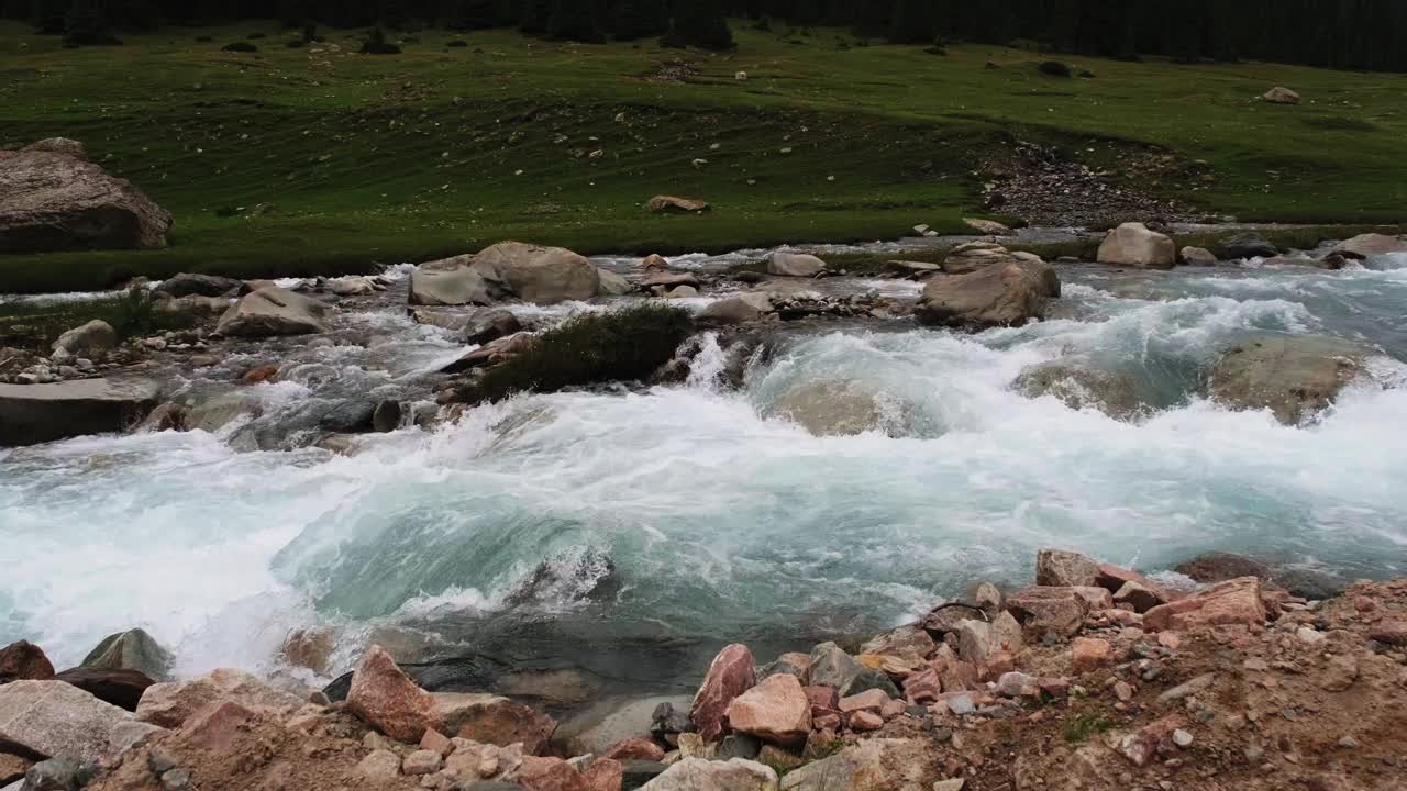 山涧景观，山涧水流强烈视频素材