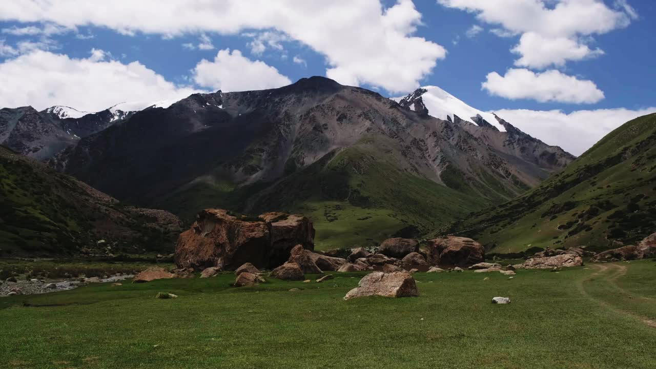 云下绿山谷里的巨石视频素材