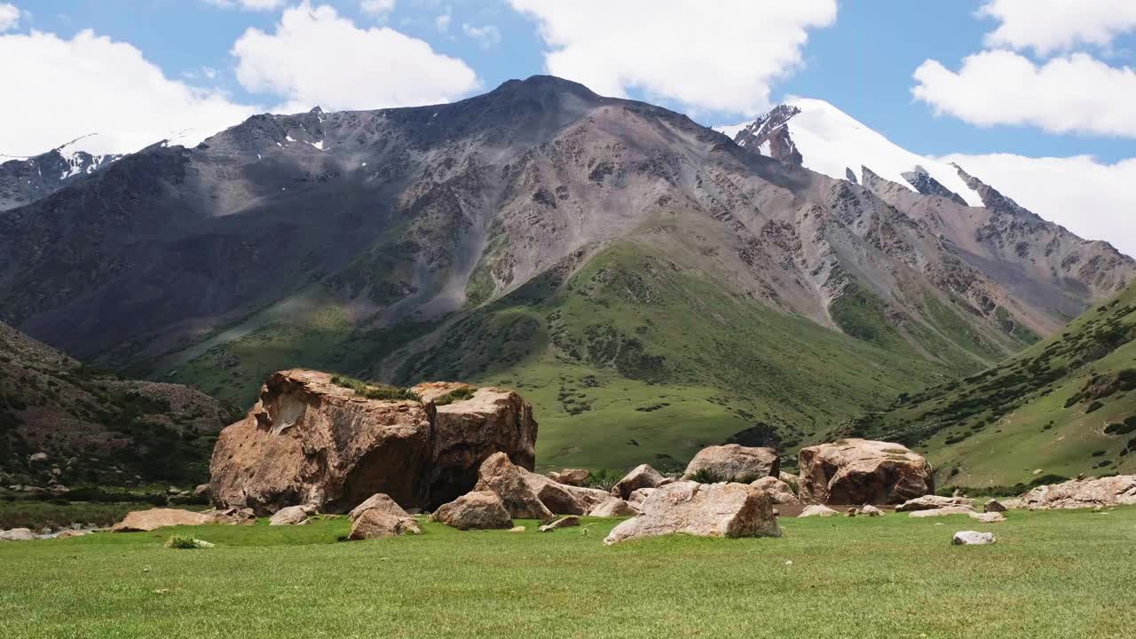 云下绿山谷里的巨石视频素材