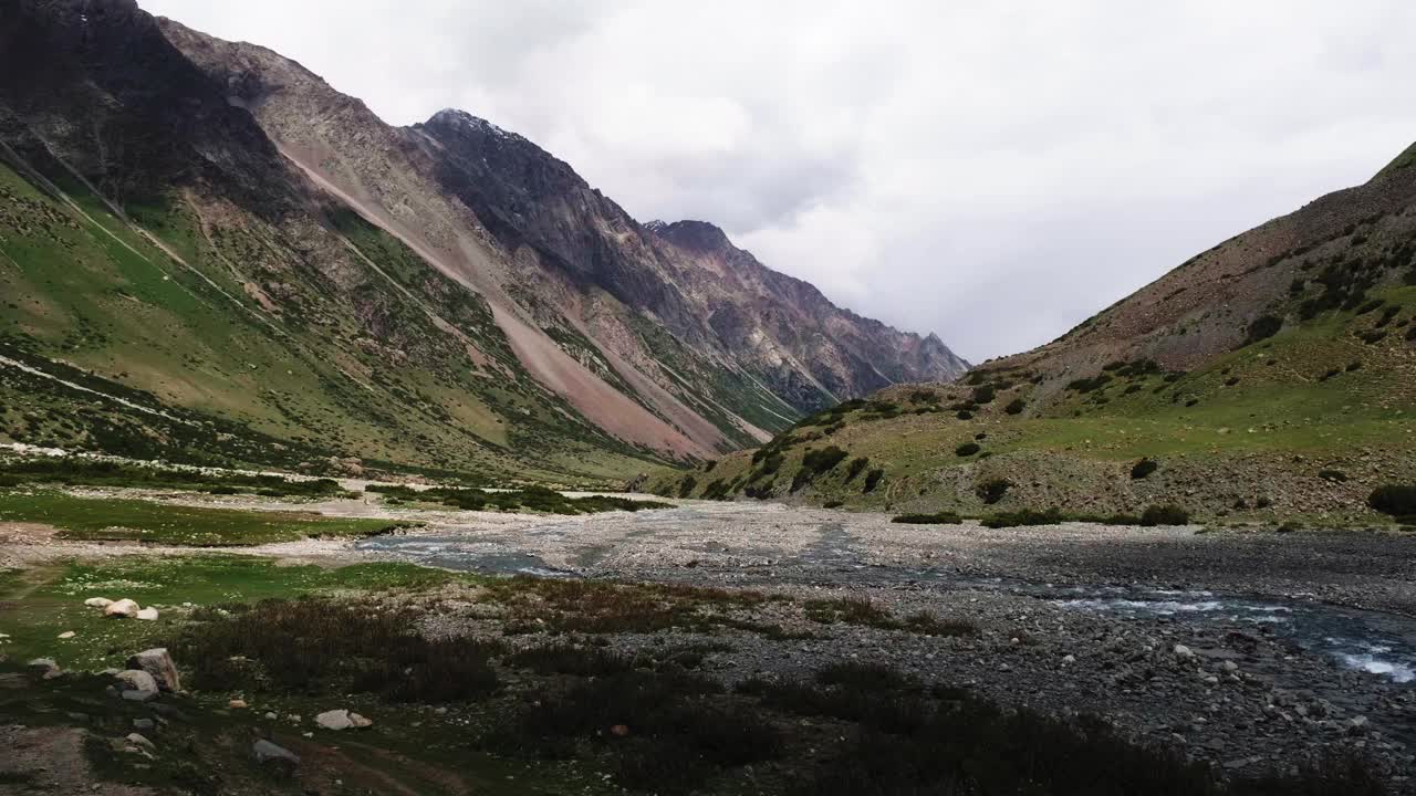 夏季景观的岩石河流沿着山沟流动视频素材