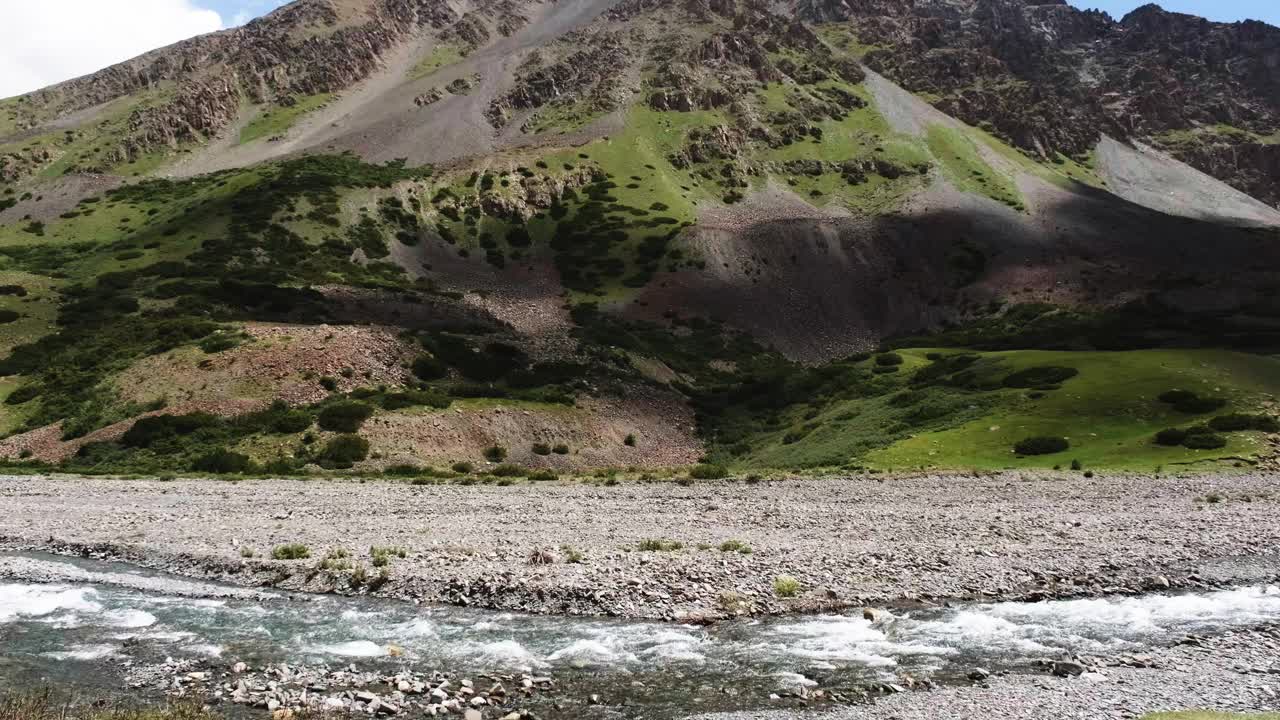 山沟中有一条岩石河流在夏天流过视频素材