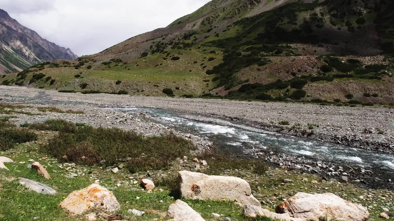 夏季沿山沟流动的岩石河流视频素材