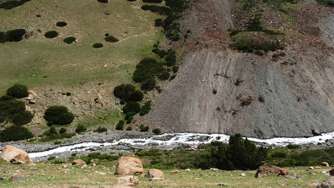 山涧景观，山涧水流强烈视频素材