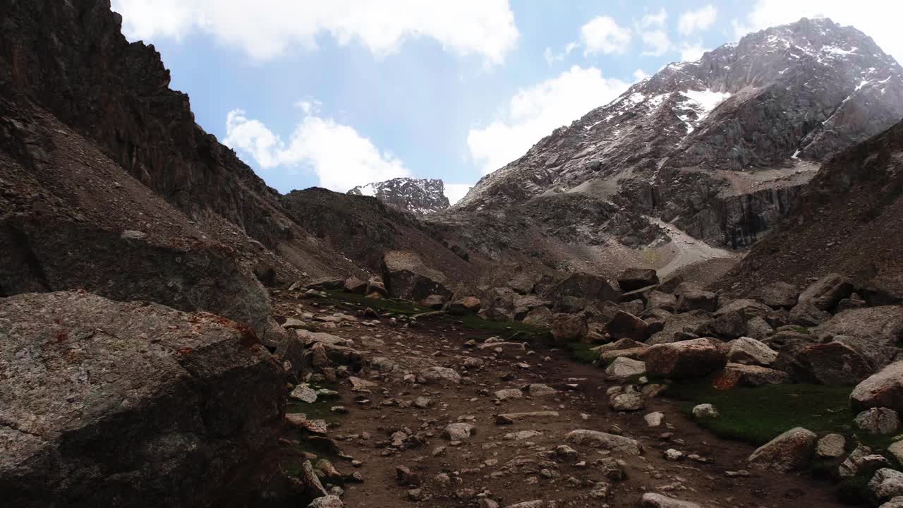 高山口岩石的详细视图视频素材