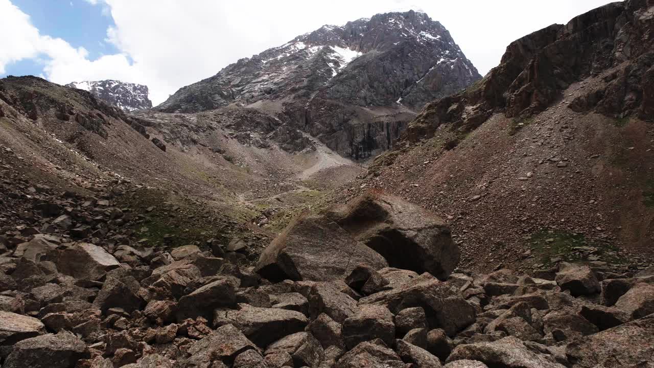 高山口岩石的详细视图视频素材