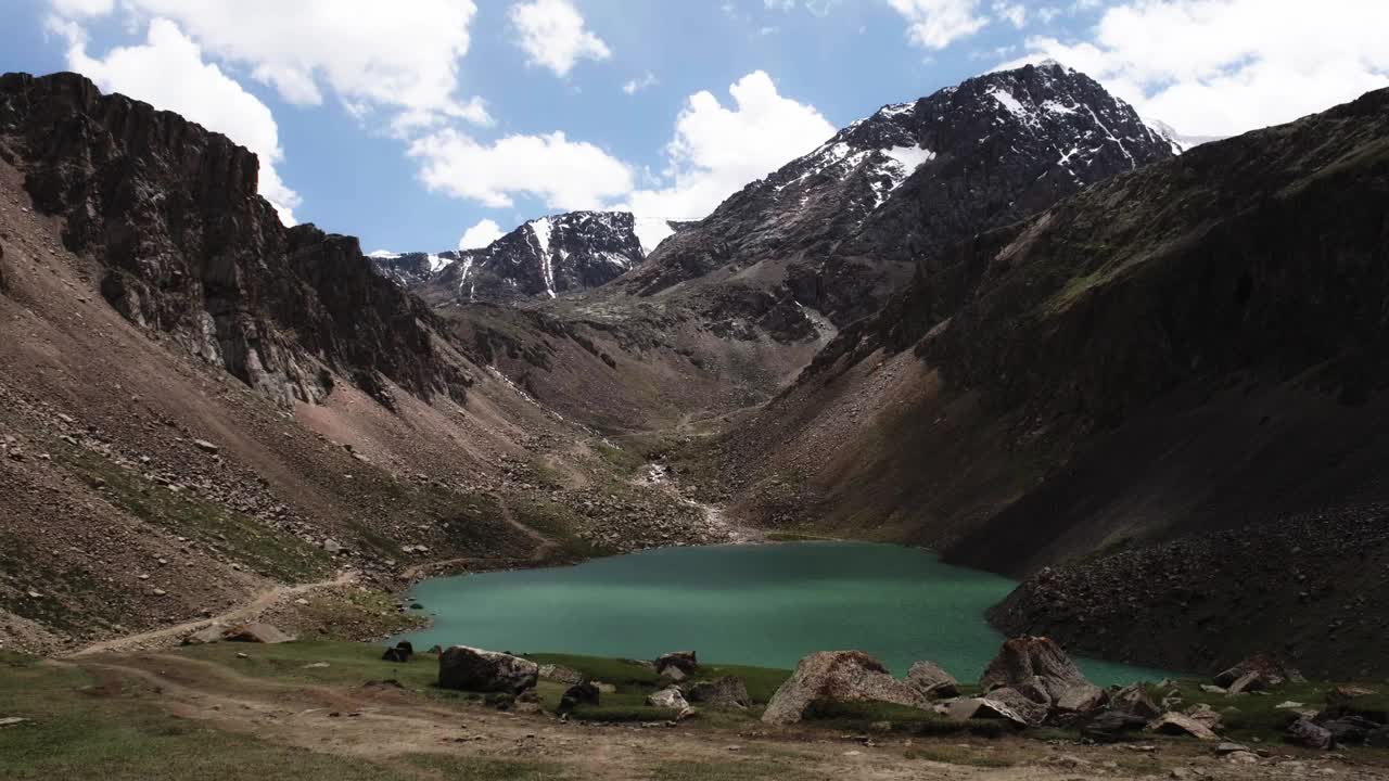 天山的大型绿松石湖，由冰川活动形成视频素材