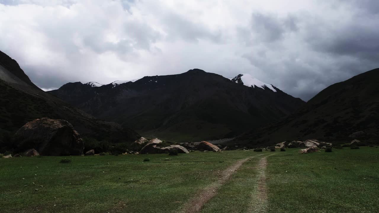 云下绿山谷里的巨石视频素材