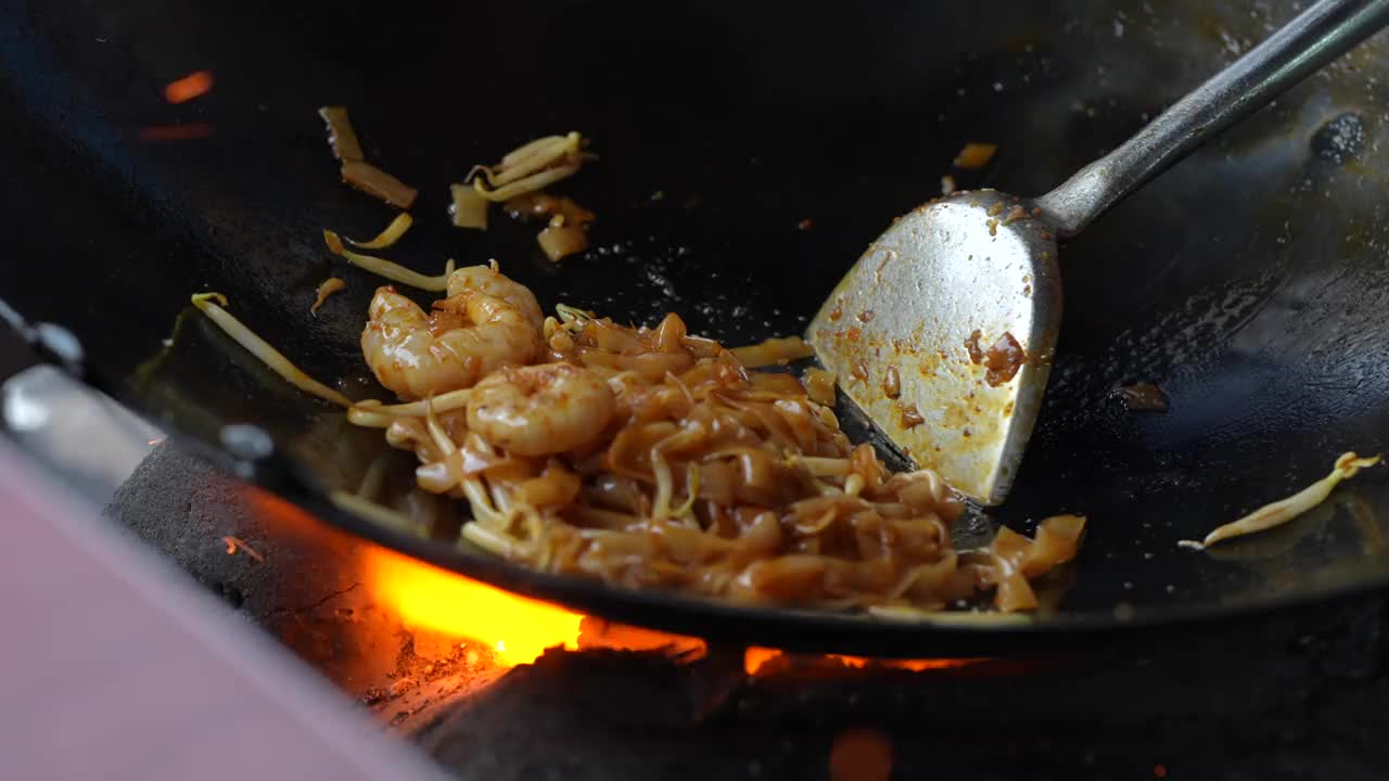 炒锅炒扁米粉“Char Koay Teow”，马来西亚流行的街头小吃视频素材