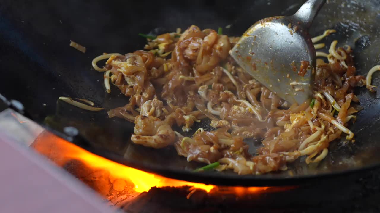 炒锅炒扁米粉“Char Koay Teow”，马来西亚流行的街头小吃视频素材