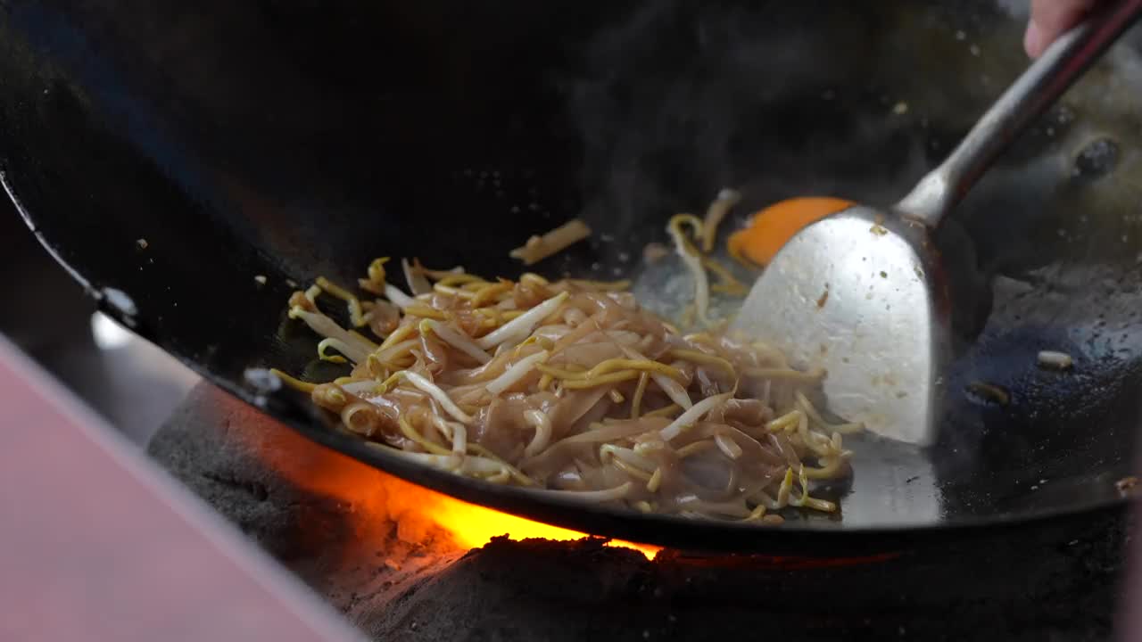 炒锅炒扁米粉“Char Koay Teow”，马来西亚流行的街头小吃视频下载