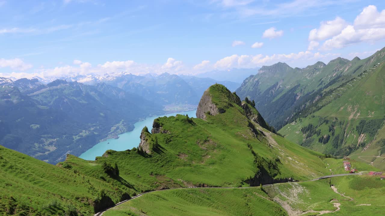 Brienzer Rothorn的山景全景。瑞士阿尔卑斯山和布里恩茨湖视频下载