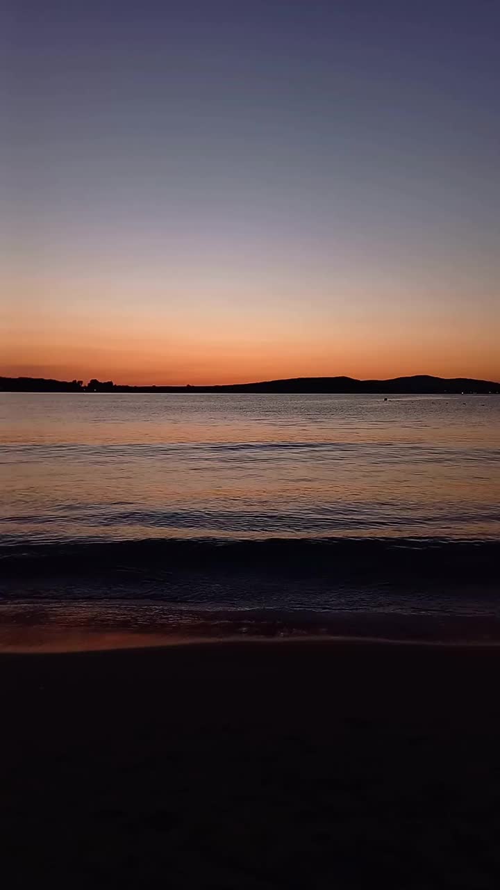 夏天海上的日落或日出。沙滩，平静。保加利亚黑海海岸风景如画的日落。绚丽的天空视频下载