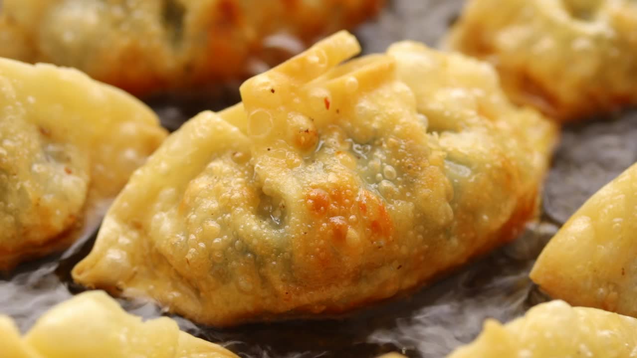 油锅煎饺子视频下载