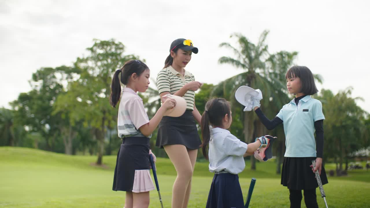 一群青少年高尔夫学徒。视频素材