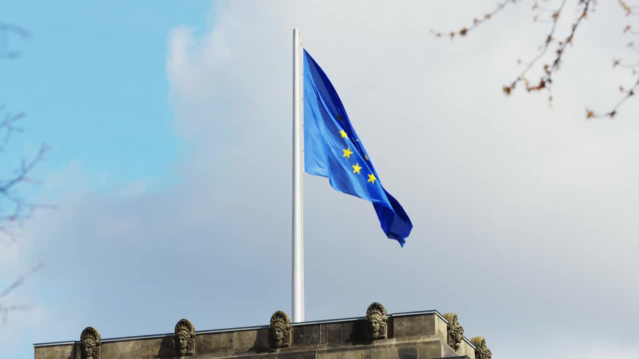 随风飘扬的欧盟旗帜视频素材