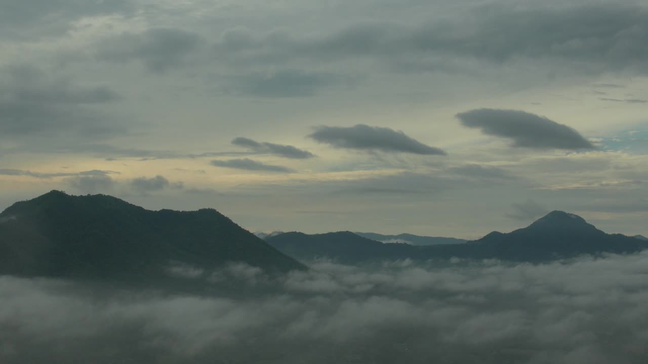 清晨，雾海覆盖着富苴的山顶。视频素材