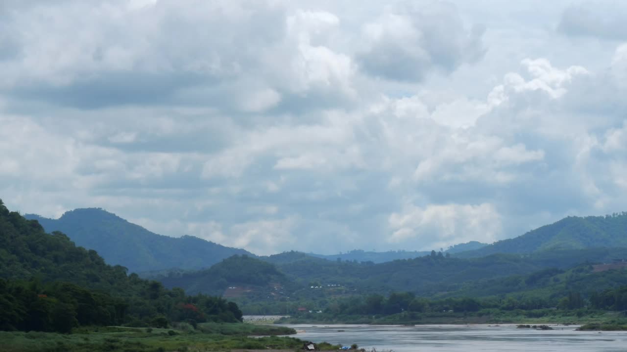 湄公河上的水，沿着下午的海岸在清汗，泰国莱伊。视频素材