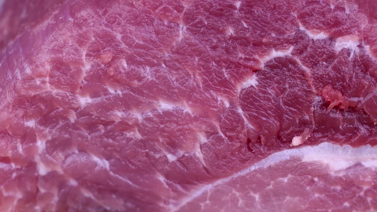 生猪肉:烹调前的一块生猪肉视频素材