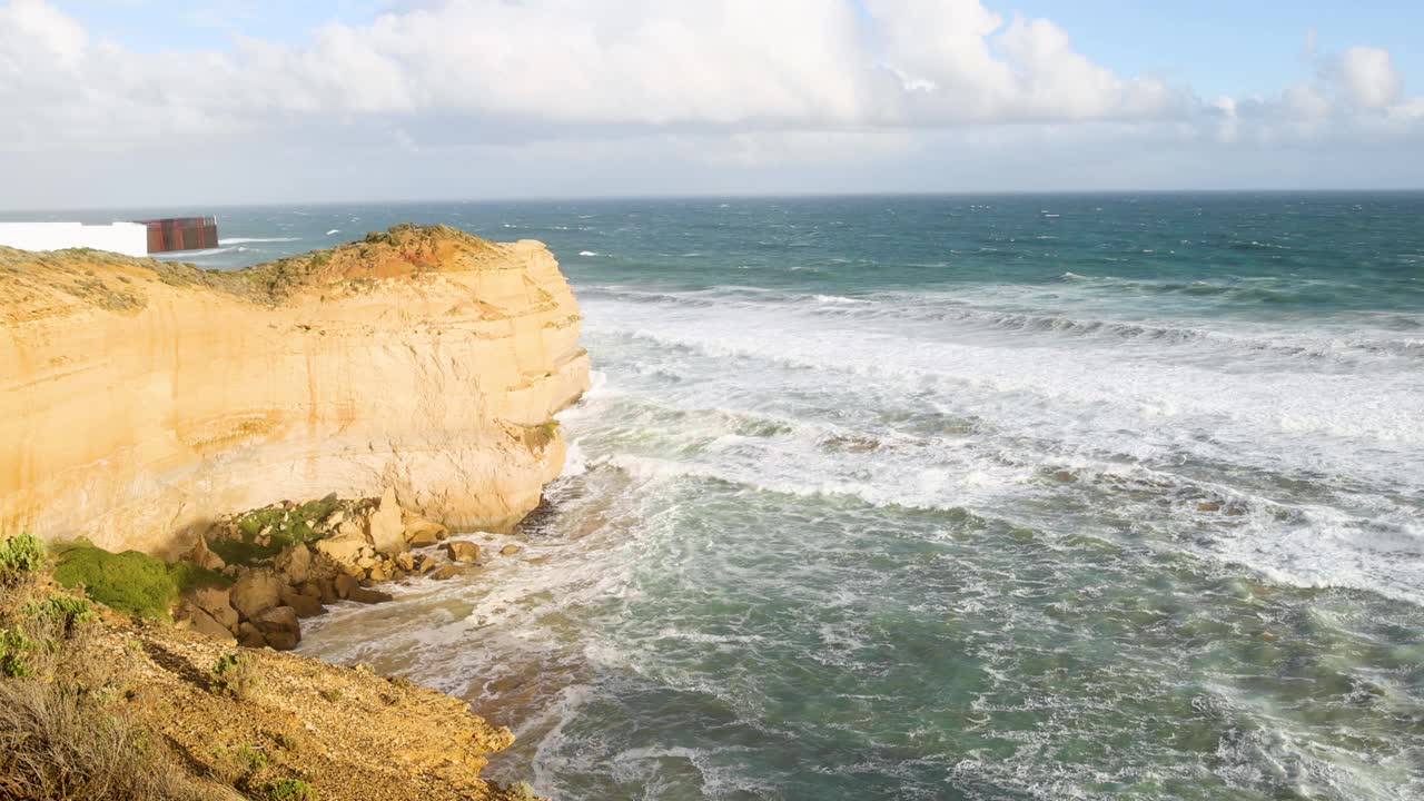 海浪冲击海岸悬崖视频素材