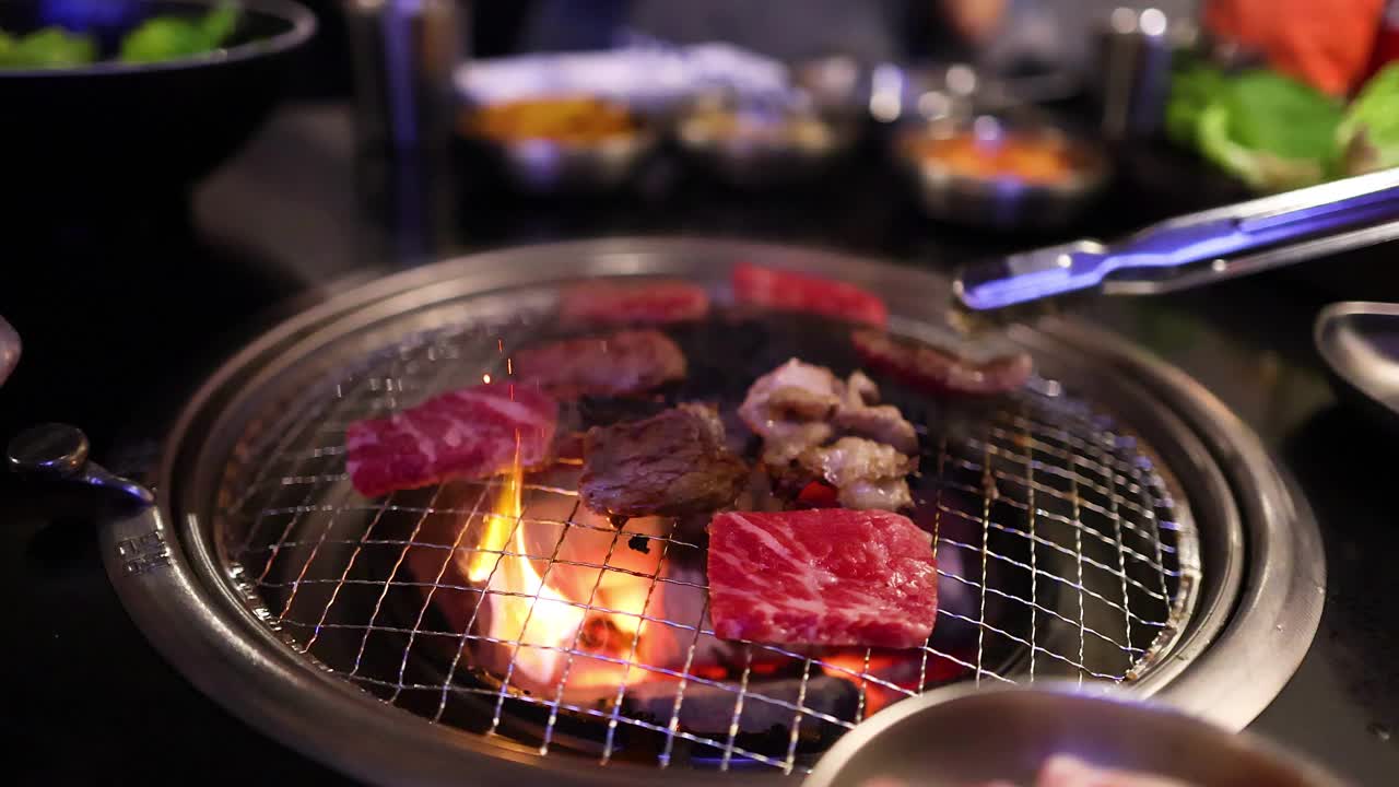 在餐厅烤牛肉和培根视频素材