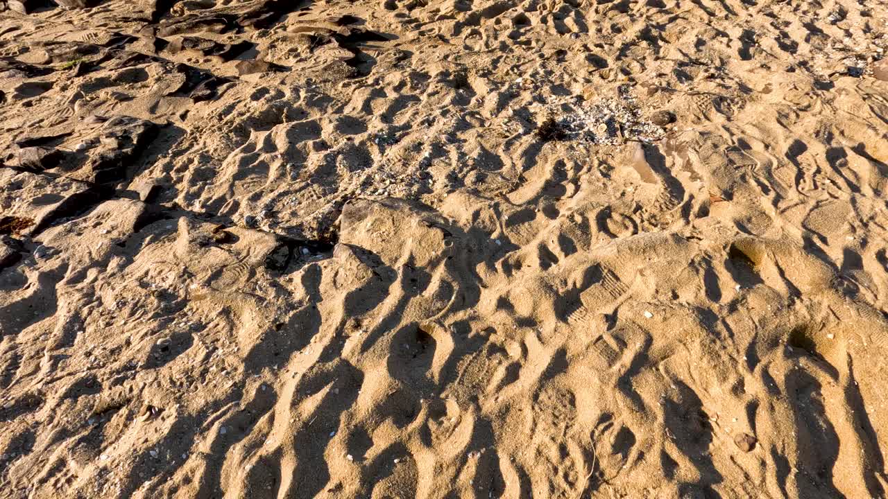 布莱顿海滩海岸线上的脚印视频素材