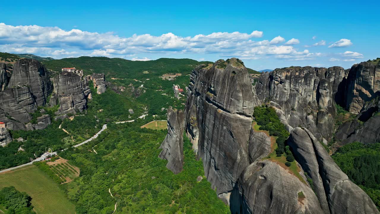 静态无人机在大自然的群山和绿林之间飞行，在温暖的日子里复制空间上的蓝天视频素材