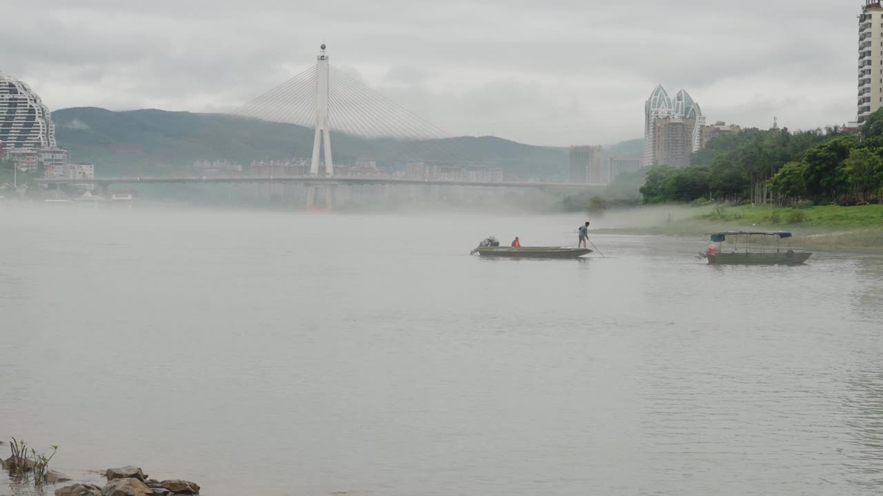 清晨，河上有浓雾视频素材