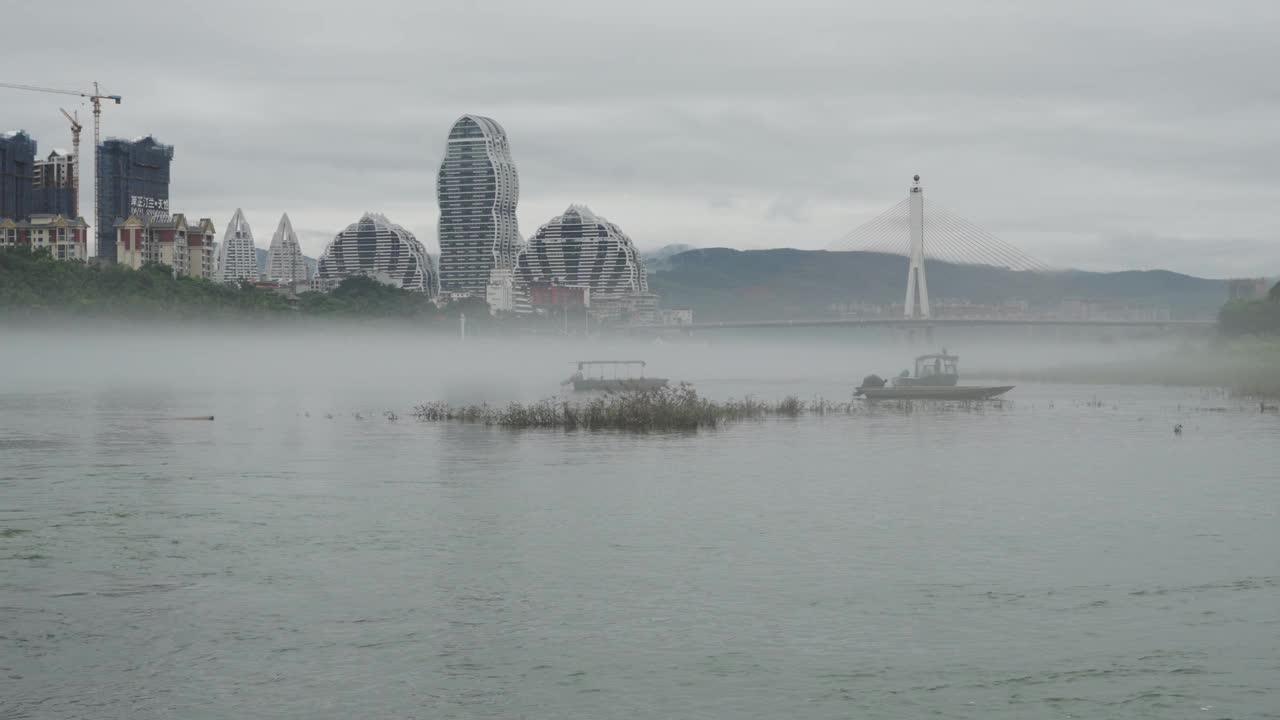 清晨，河上有浓雾视频素材