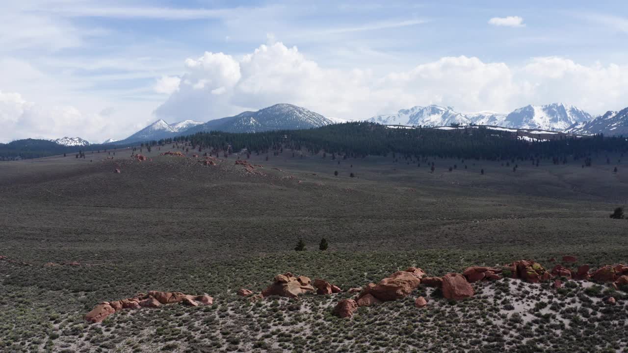 鸟瞰图，加利福尼亚广阔的沙漠景观，雪山和红色岩层视频素材