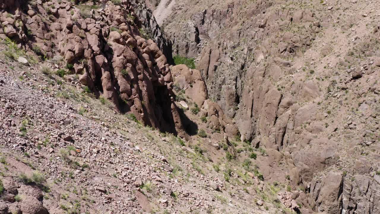 无人机视图的岩石和崎岖地形的欧文斯河峡谷在阿拉巴马山视频素材