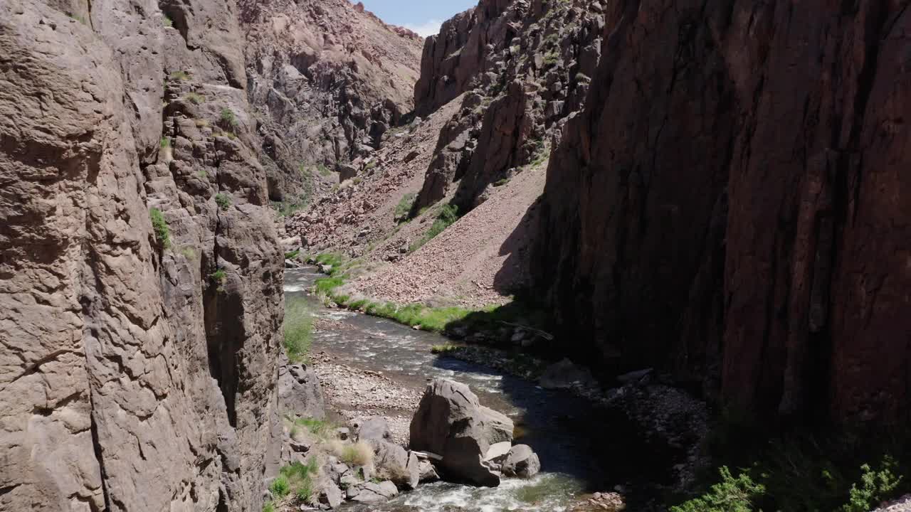 清澈的蓝天下，一条宁静的河流流经阿拉巴马山的岩石峡谷视频素材