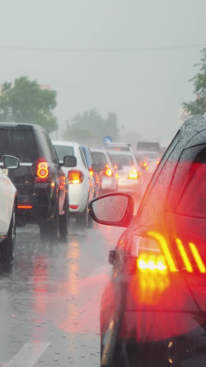 从车内观看恶劣的暴风雨天气造成的交通堵塞。视频下载