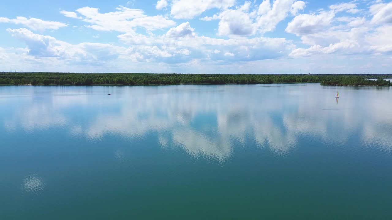 举起湖上云和天空的全景视频素材