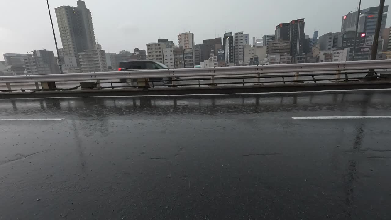 雨中东京高速公路上的汽车和卡车视频下载