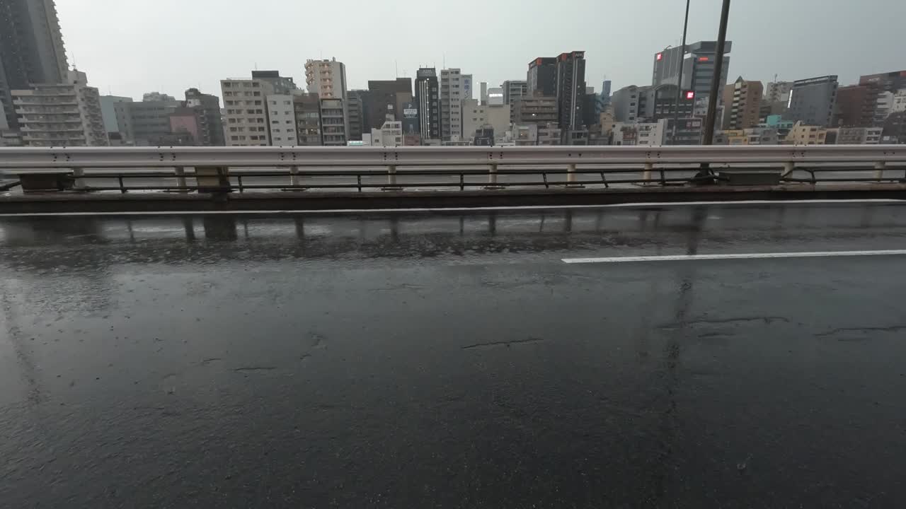 雨中东京高速公路上的汽车和卡车视频下载