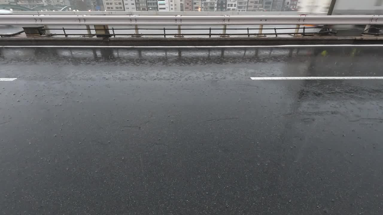 雨中东京高速公路上的汽车和卡车视频下载