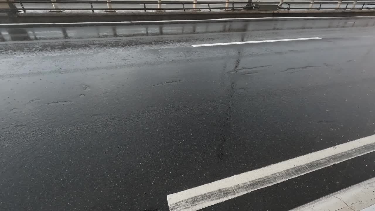 雨中东京高速公路上的汽车和卡车视频下载