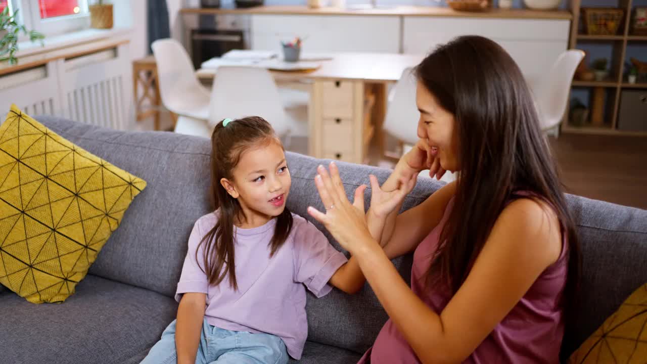 怀孕的母亲和她的女儿在家里共度时光视频素材