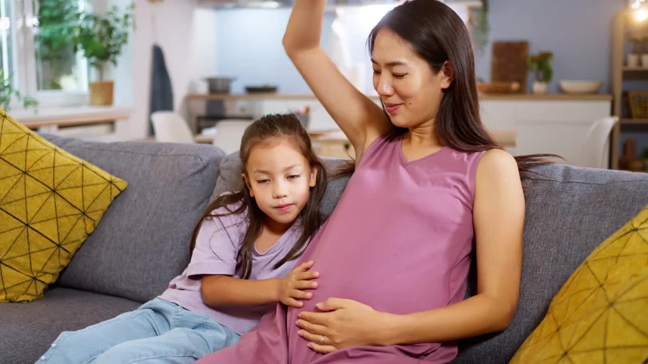 怀孕的母亲和她的女儿在家里共度时光视频下载