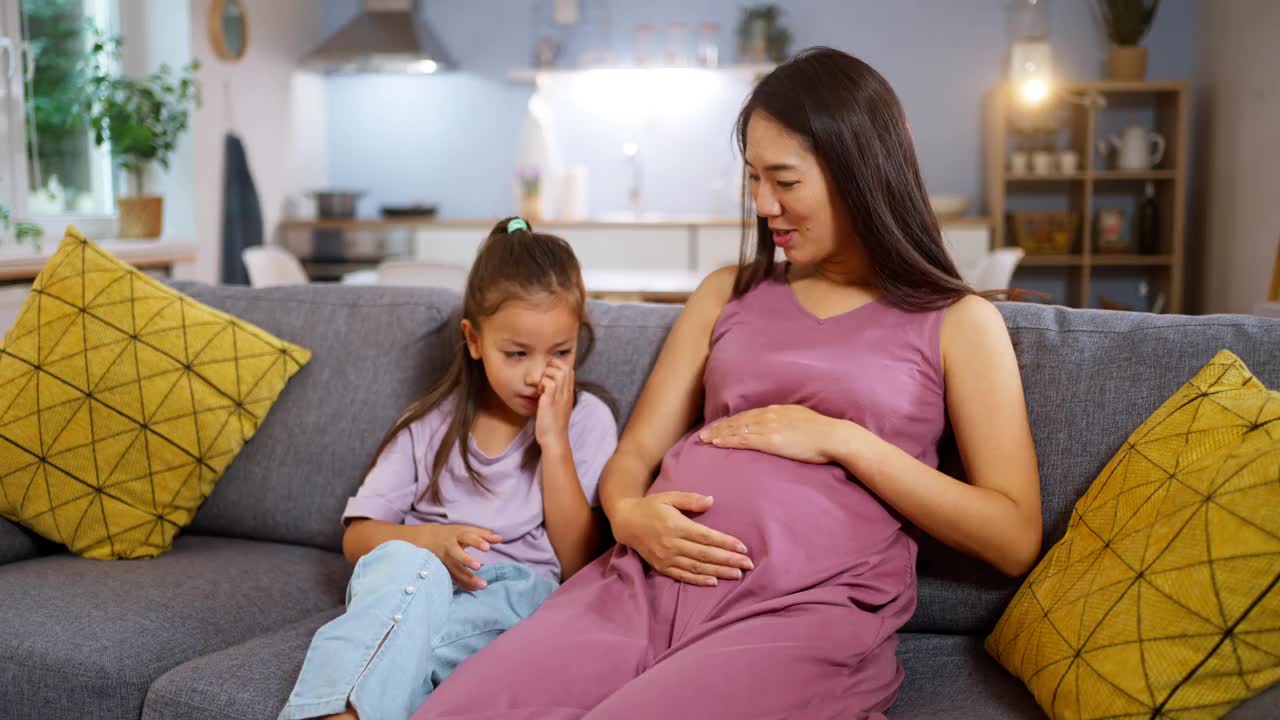 怀孕的母亲和她的女儿在家里共度时光视频素材