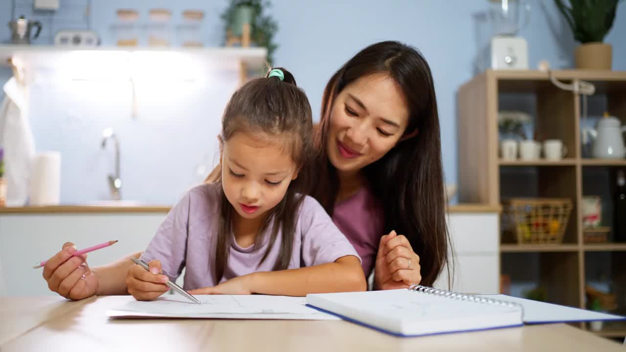 有爱心的母亲帮助女儿做作业视频下载