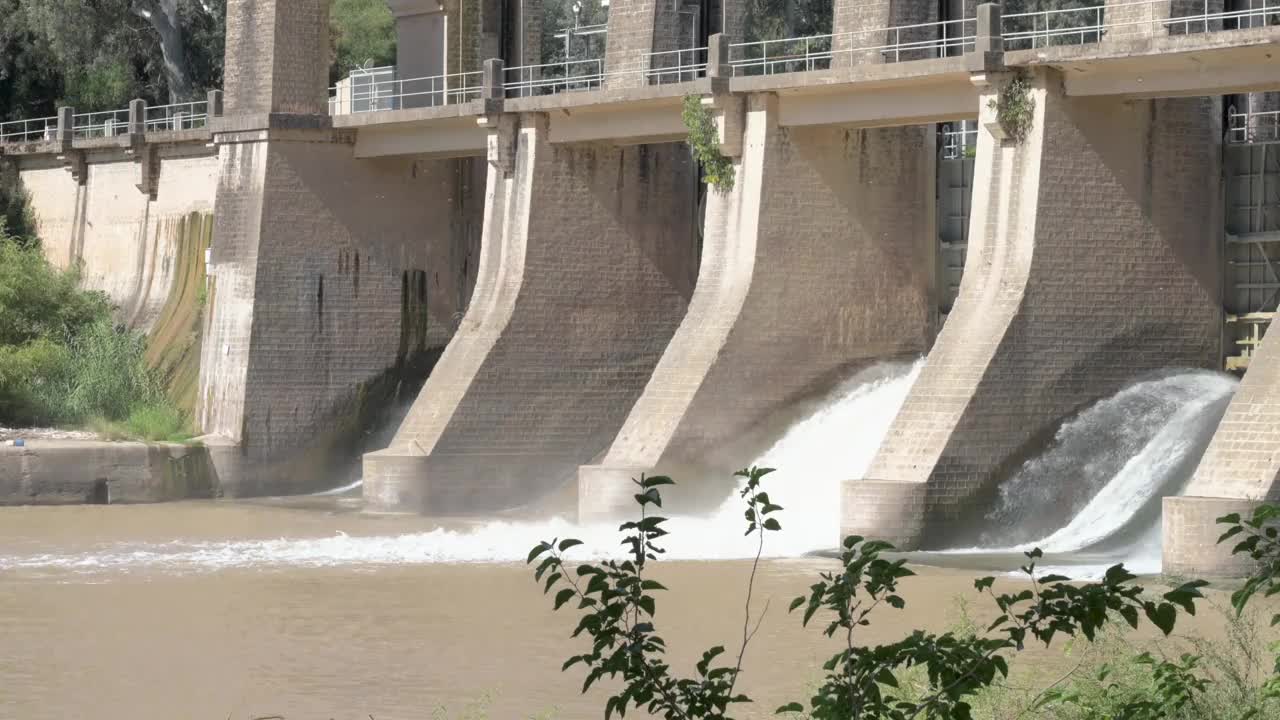 瓜达尔基维尔河上一座大坝的建筑特写，水闸开着视频素材