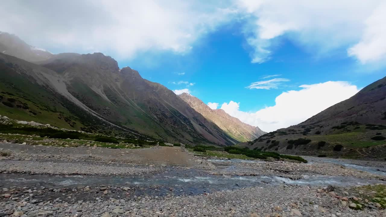 用桥越过山涧视频素材