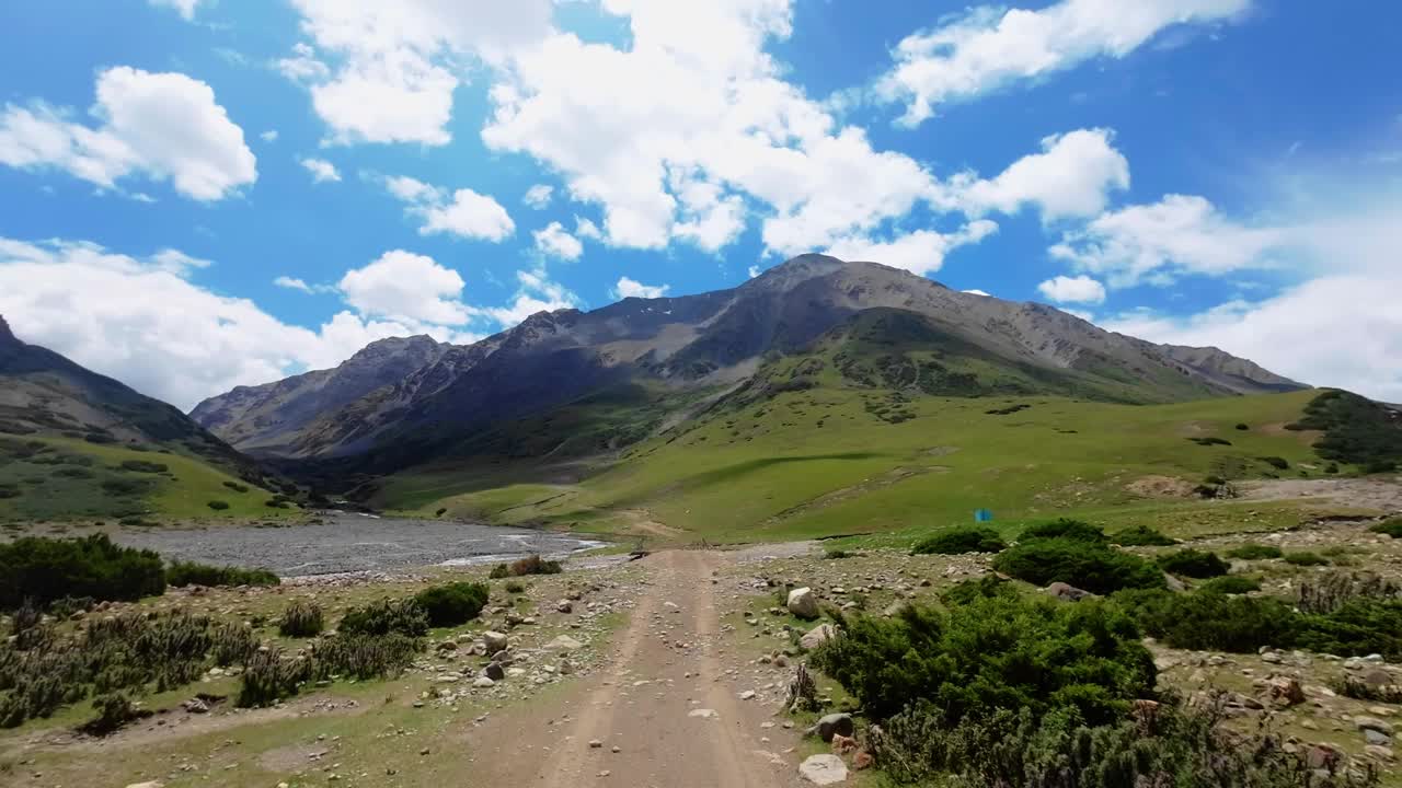 用桥越过山涧视频素材