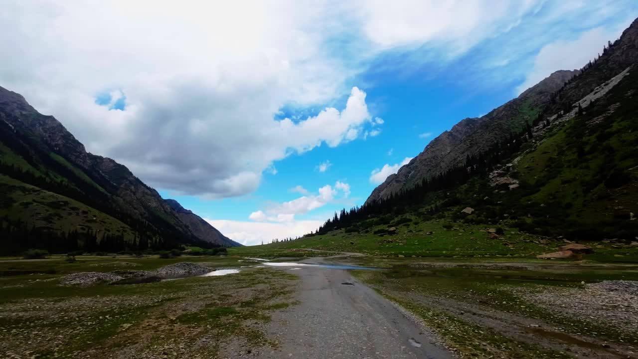 雨中涉水过山涧视频素材