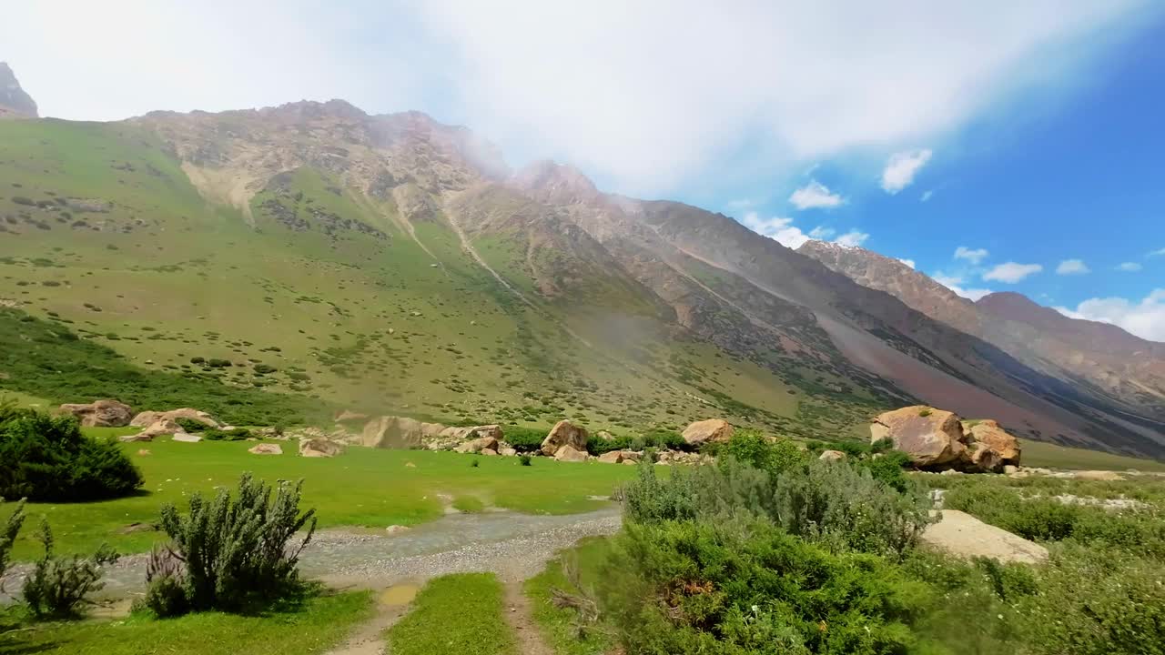 在雨中驾着浅滩穿过山涧视频素材