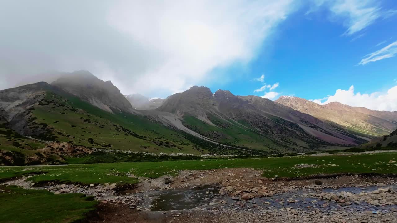 在雨中驾着浅滩穿过山涧视频素材